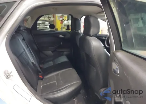 2016 Ford Focus Se z USA, uszkodzony, nr VIN 1FADP3K2XGL311446